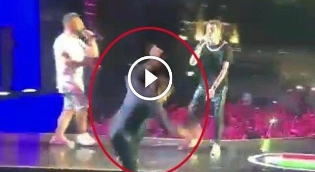 Gianni Morandi precipita giu dal palco mentre canta Mi fai volare con Rovazzi_01161852